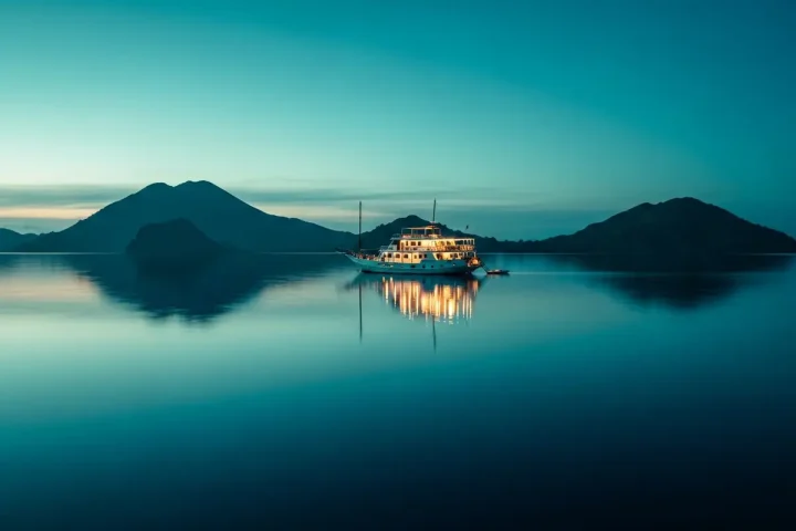 Komodo Dive Cruise vs Day Trips: The Honest Difference