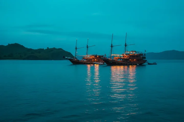 Open Cabin vs Private Charter on a Komodo Cruise