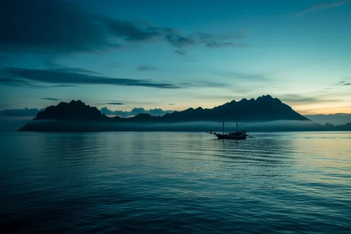 Padar Island at Dawn: Why a Liveaboard Wins
